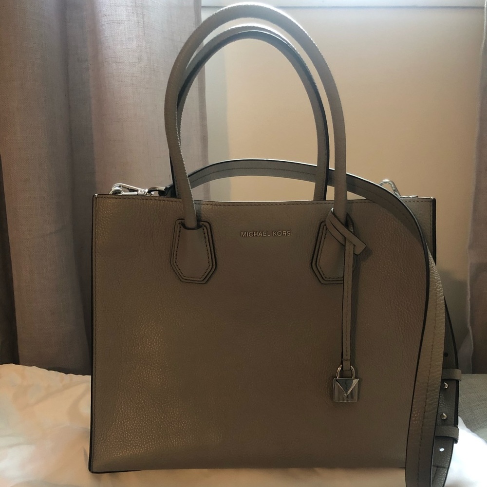 Grey Micheal Kors crossbody